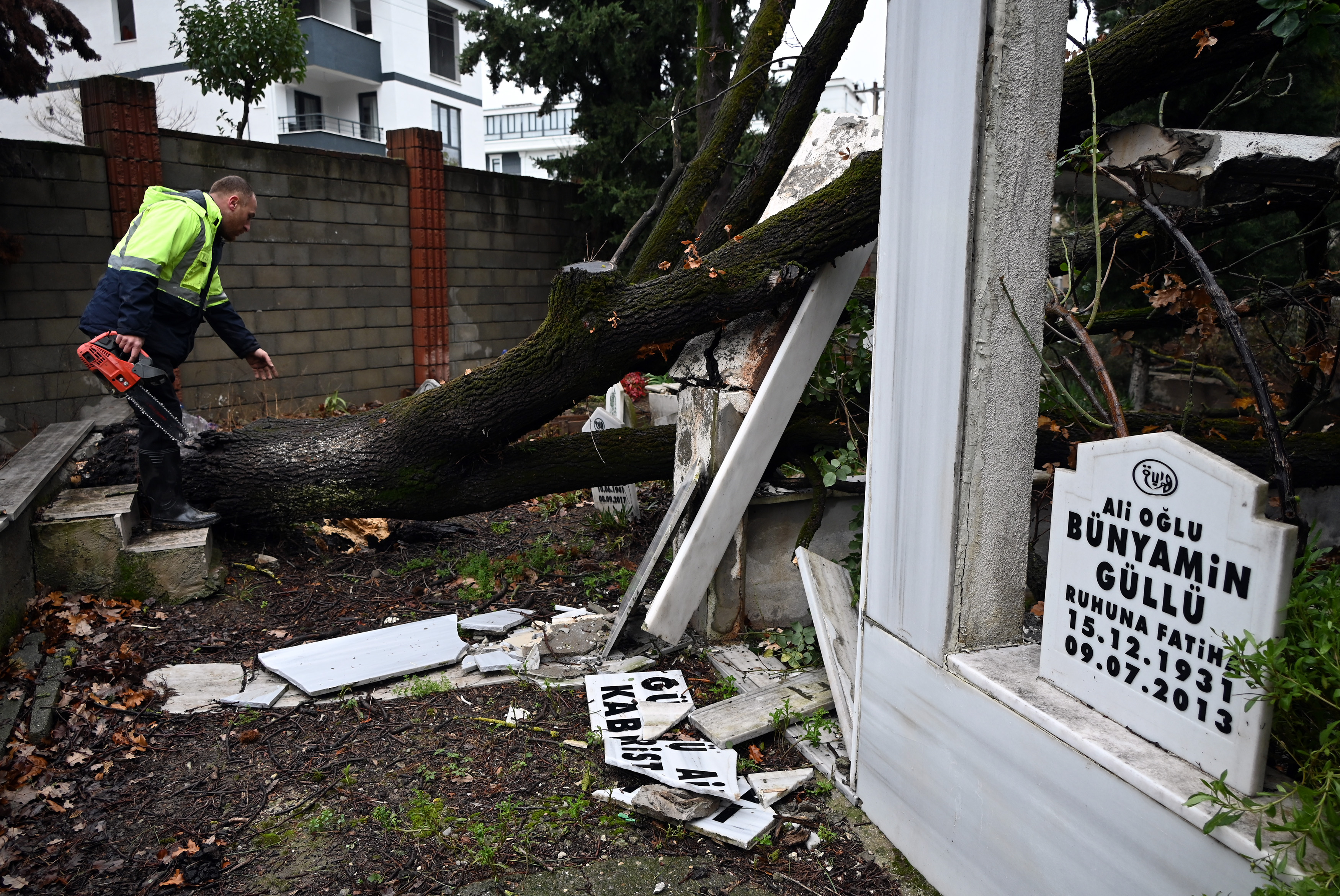 Şehir mezarlığı fırtınadan nasibinü aldı-1