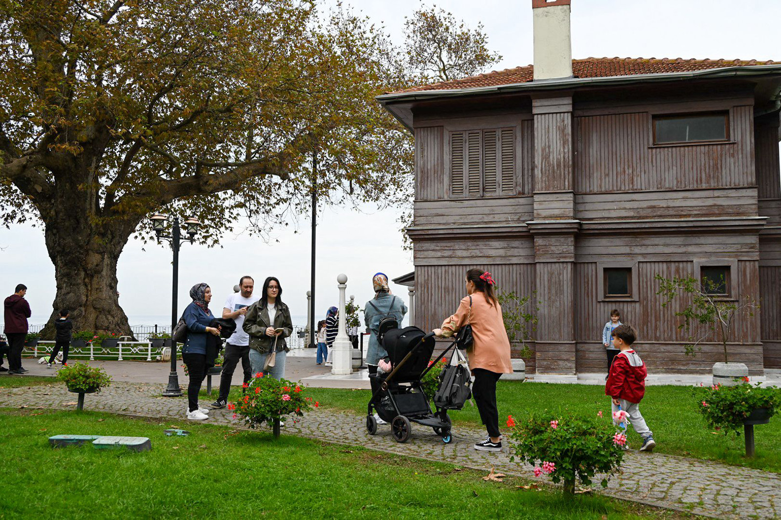 Yürüyen Köşk Ziyaretçiler (4)