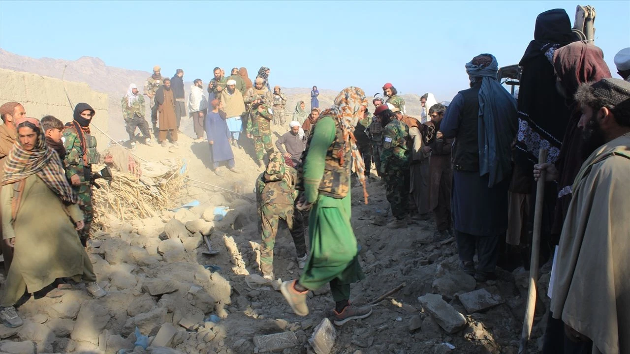 Guncelleme 2 Afganistan Pakistanin Hava Saldirilarinda 18 Kisinin Oldugunu Acikladi