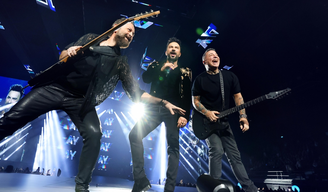 Tarkan konserinde Öanifeste selam verdi