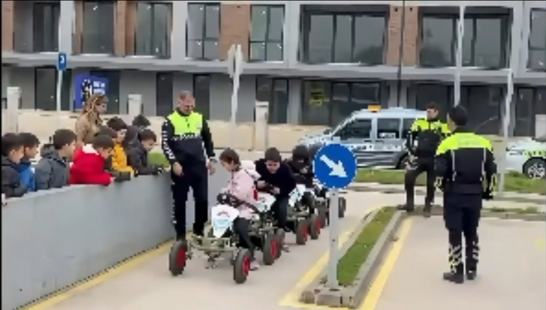 Öğrencilere trafik denetlemeden eğitim