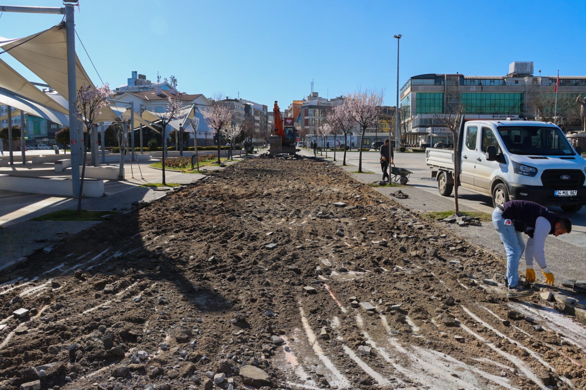 Yalova Beledi̇yesi̇’nden Meydanda Zemi̇n İyi̇leşti̇rme Çalişmasi (2)