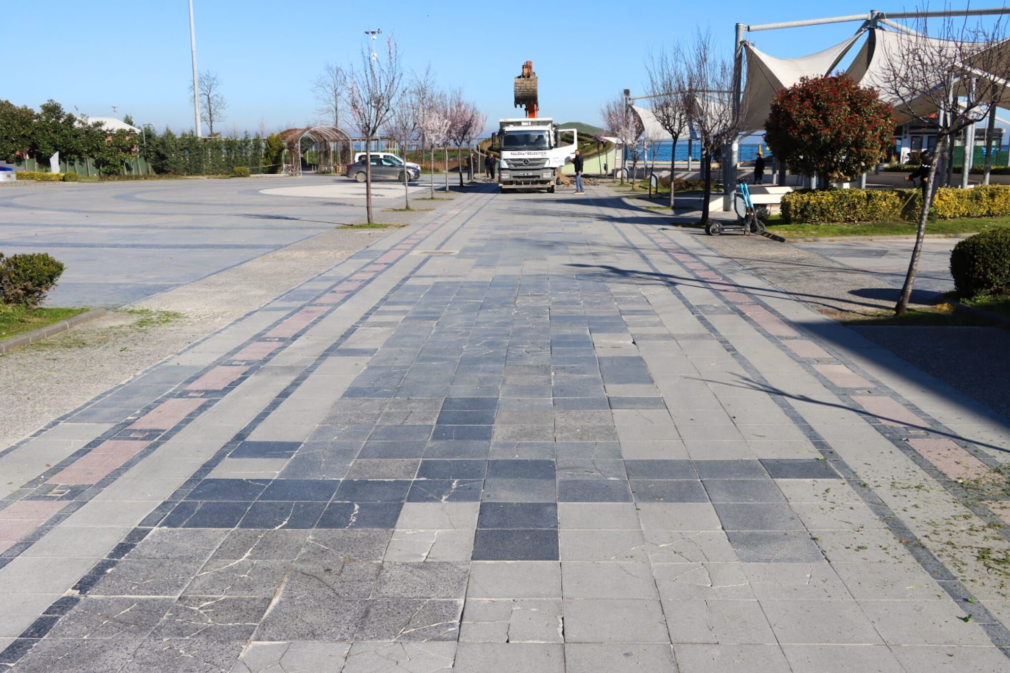 Yalova Beledi̇yesi̇’nden Meydanda Zemi̇n İyi̇leşti̇rme Çalişmasi (3)