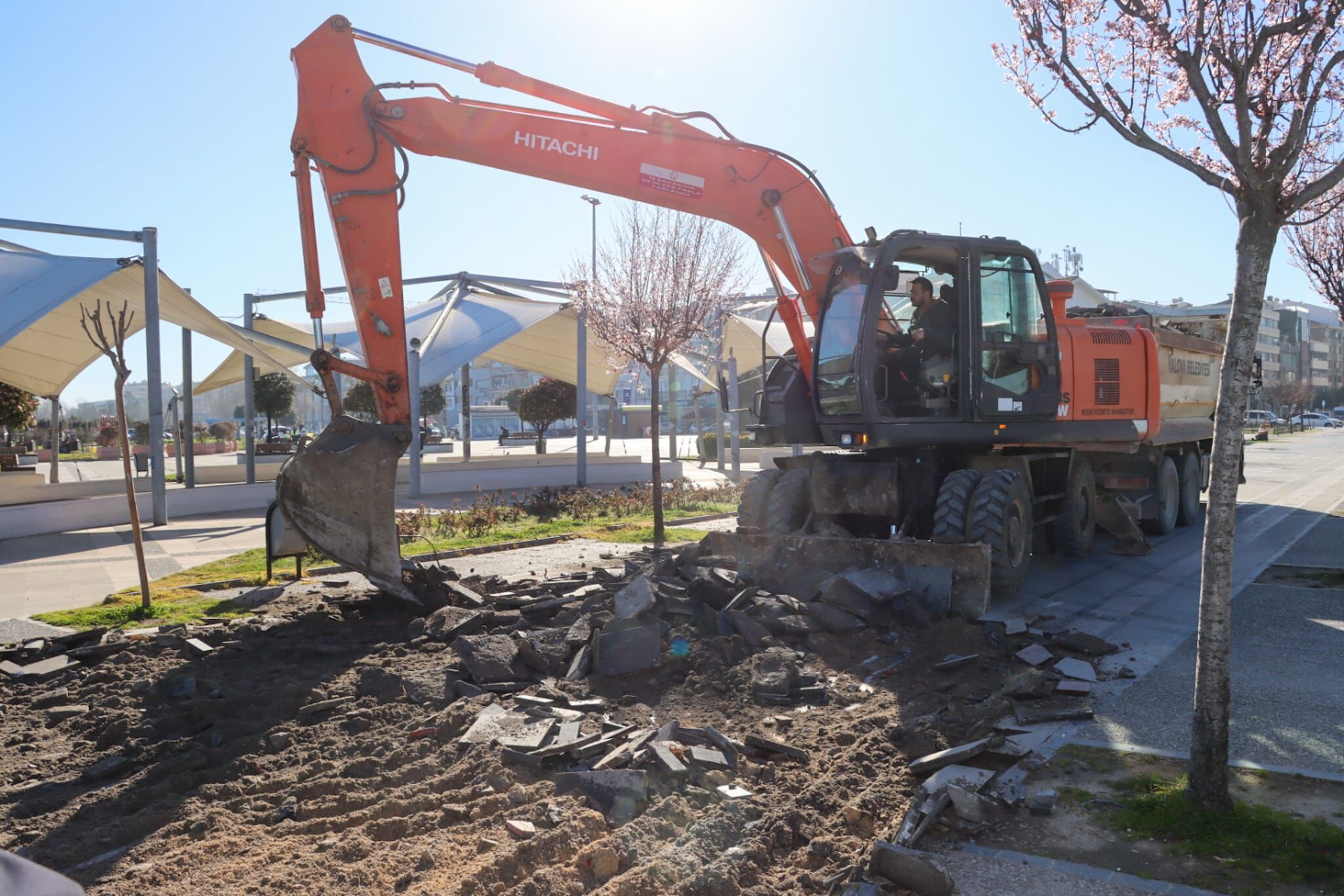 Yalova Beledi̇yesi̇’nden Meydanda Zemi̇n İyi̇leşti̇rme Çalişmasi (8)