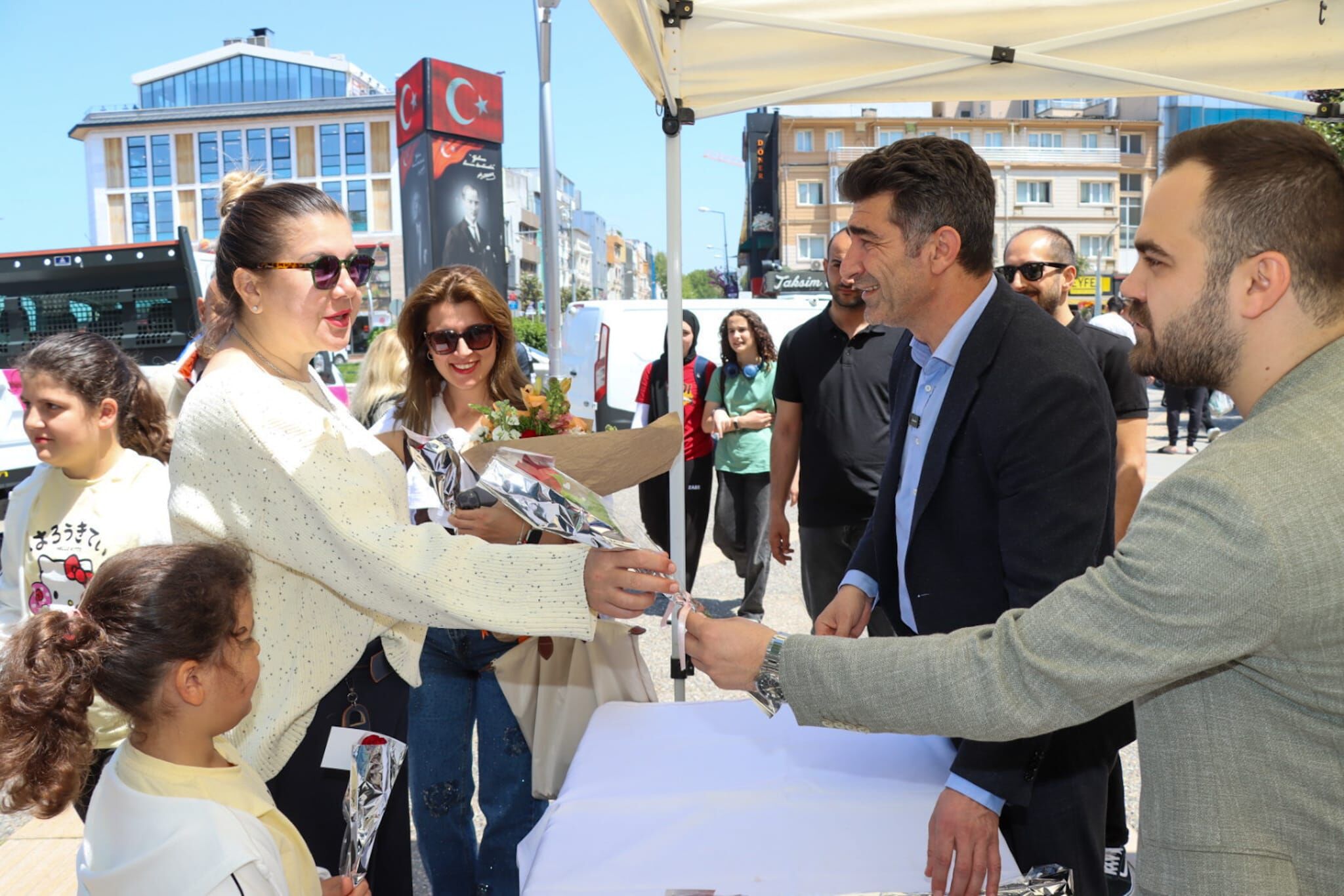 Annelere Çi̇çekler Yalova Beledi̇yesi̇'nden (11)