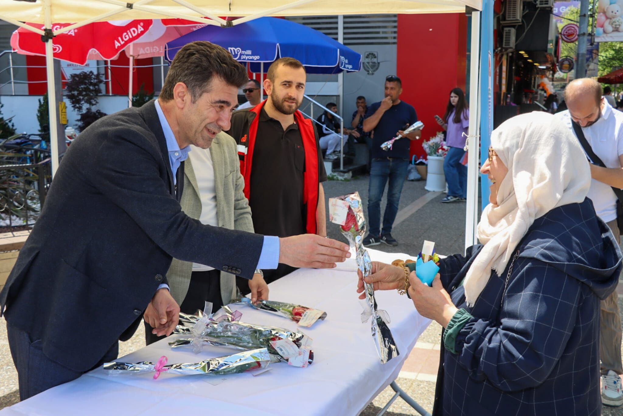 Annelere Çi̇çekler Yalova Beledi̇yesi̇'nden (3)