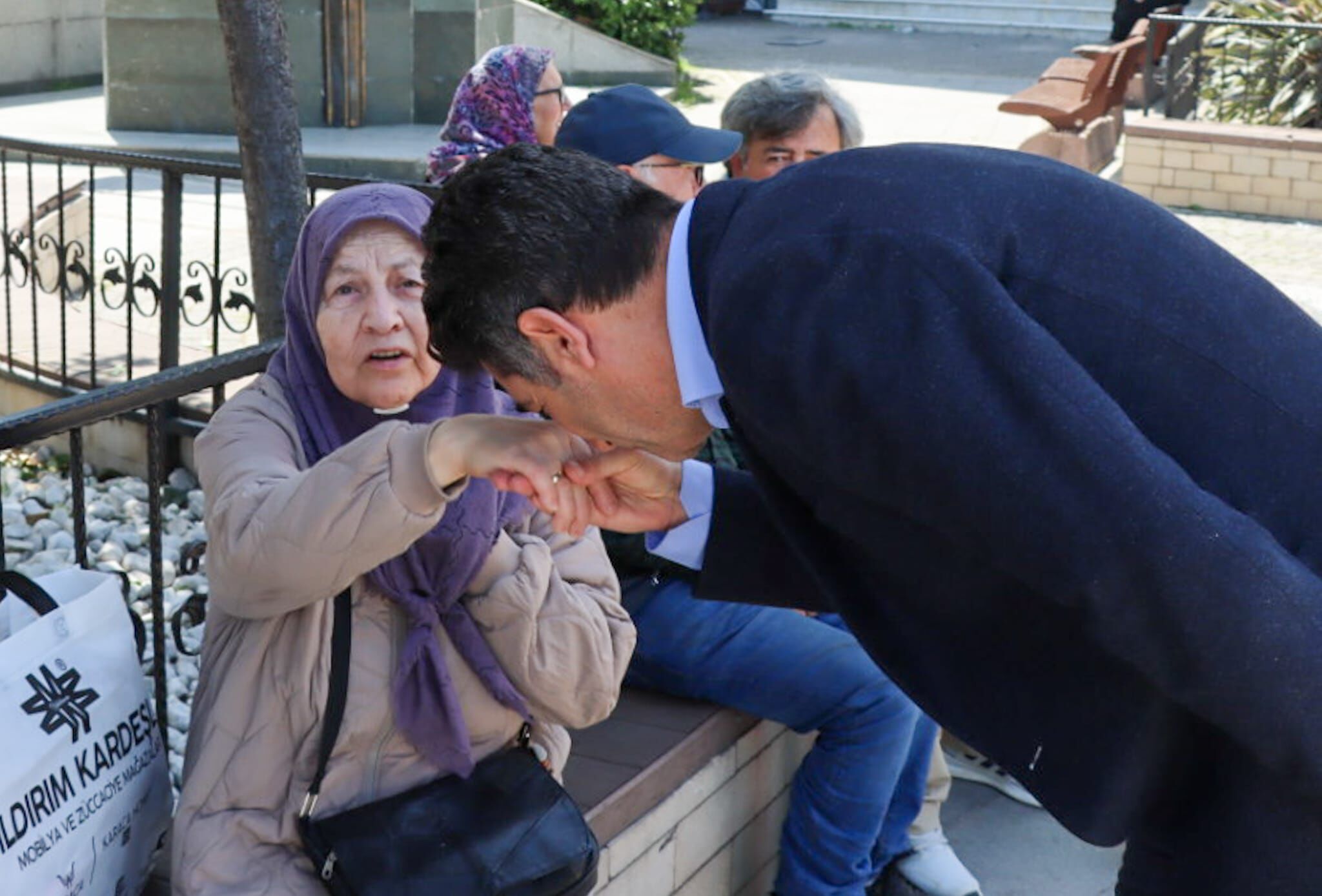 Annelere Çi̇çekler Yalova Beledi̇yesi̇'nden (4)