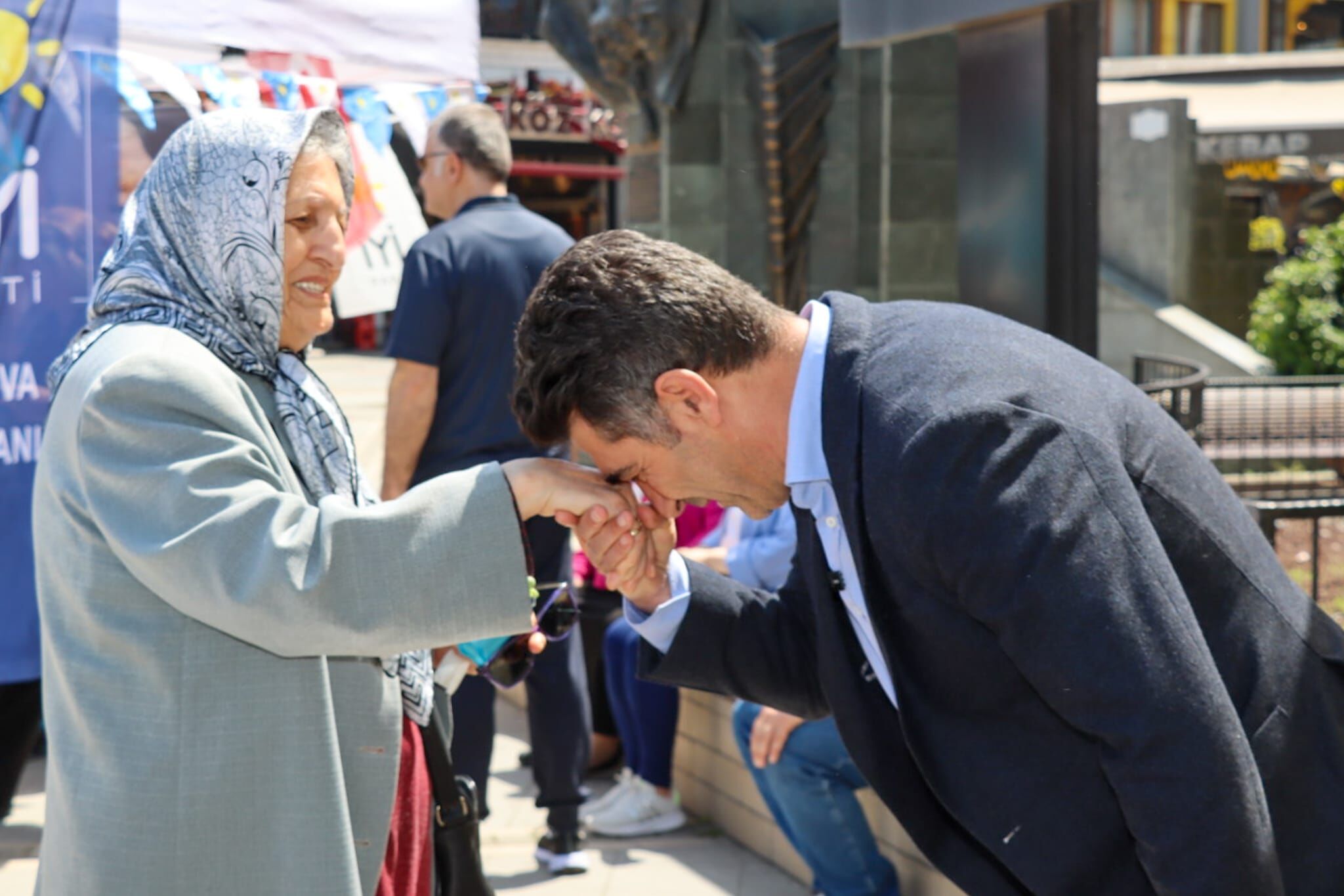 Annelere Çi̇çekler Yalova Beledi̇yesi̇'nden (9)