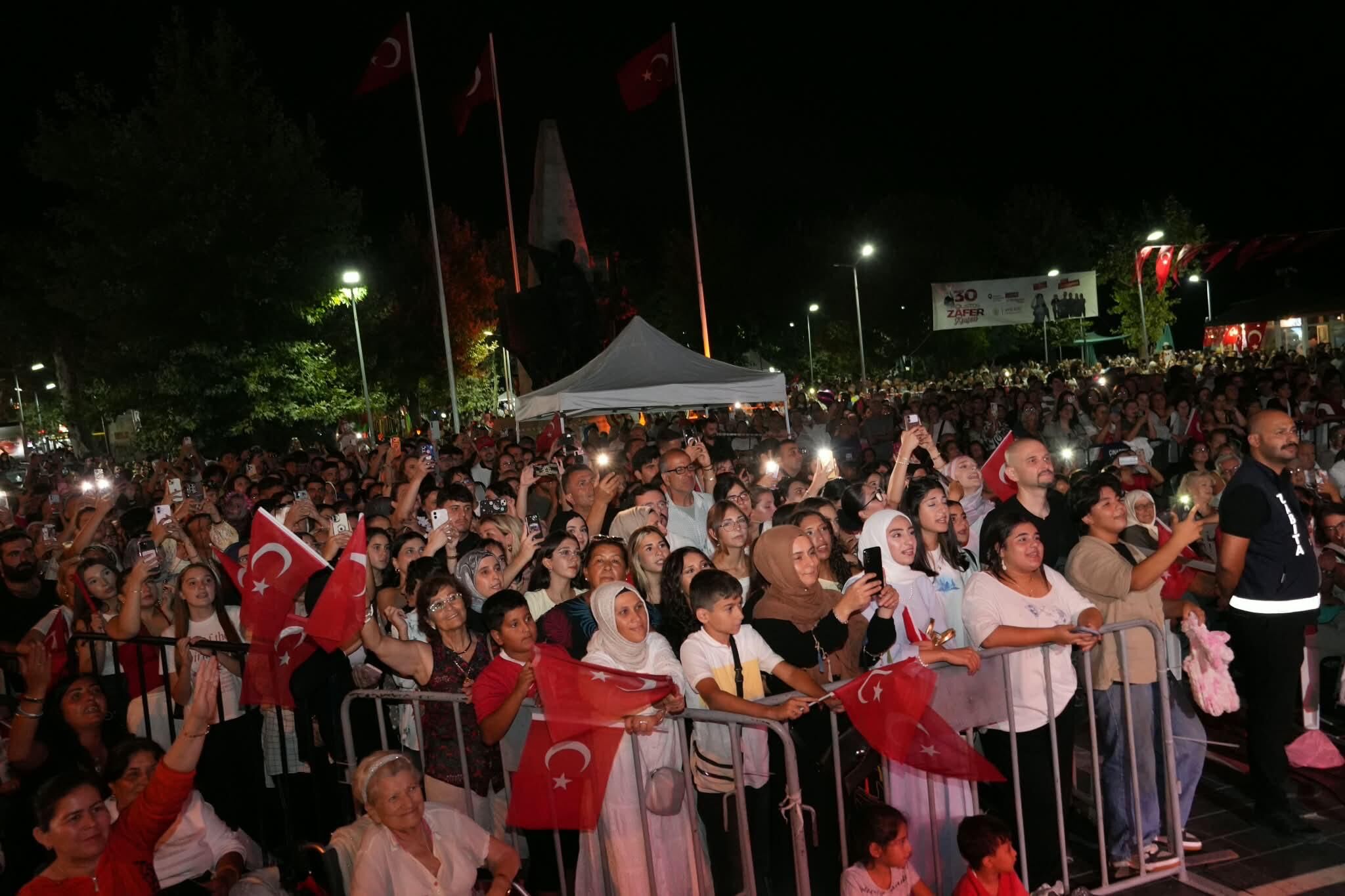 Cinarcikta Zafer Bayrami Coskusu Konserlerle Kutlandi