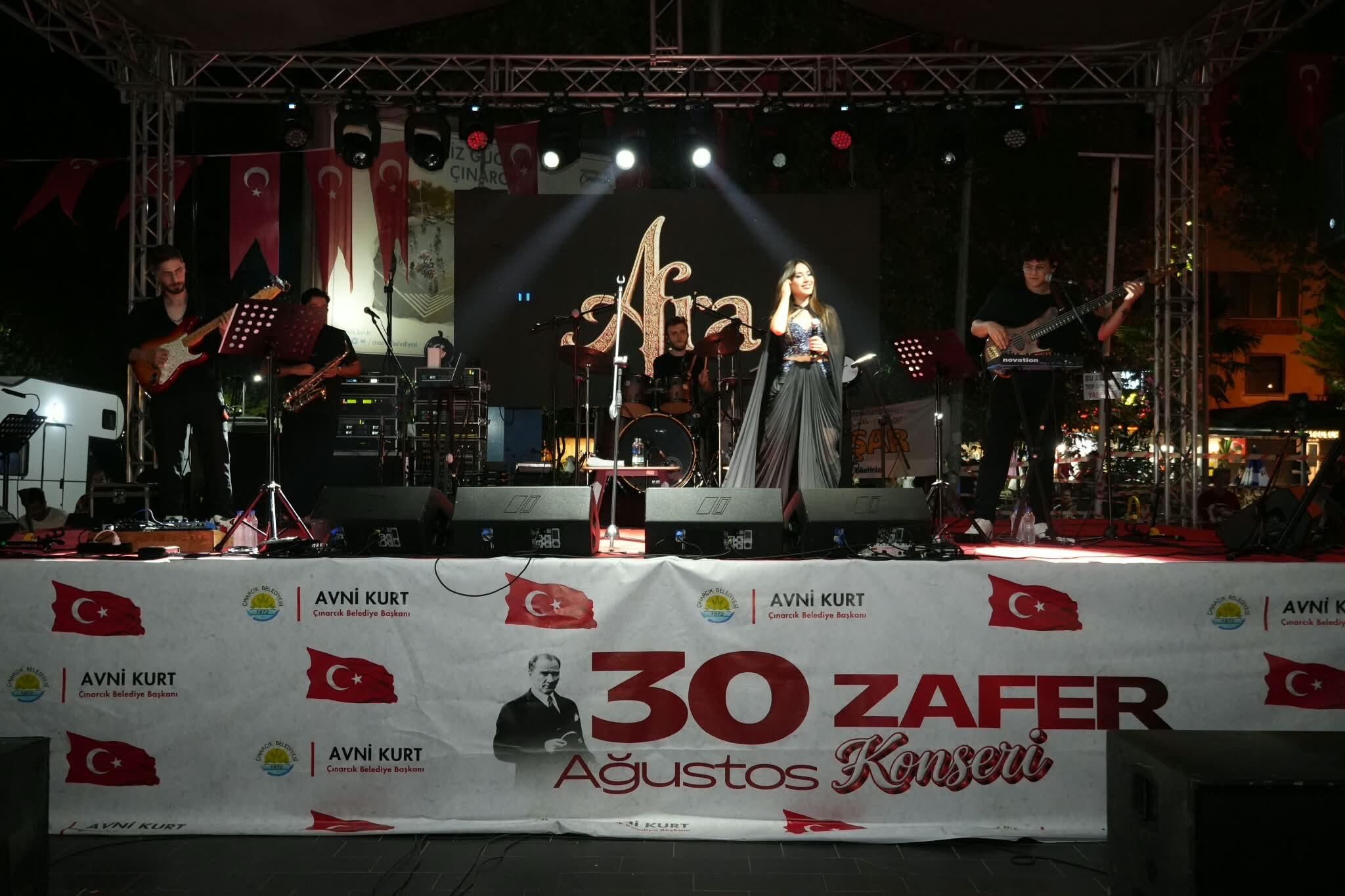 Grup Gundogarken Ve Afra Cinarcik Konseri