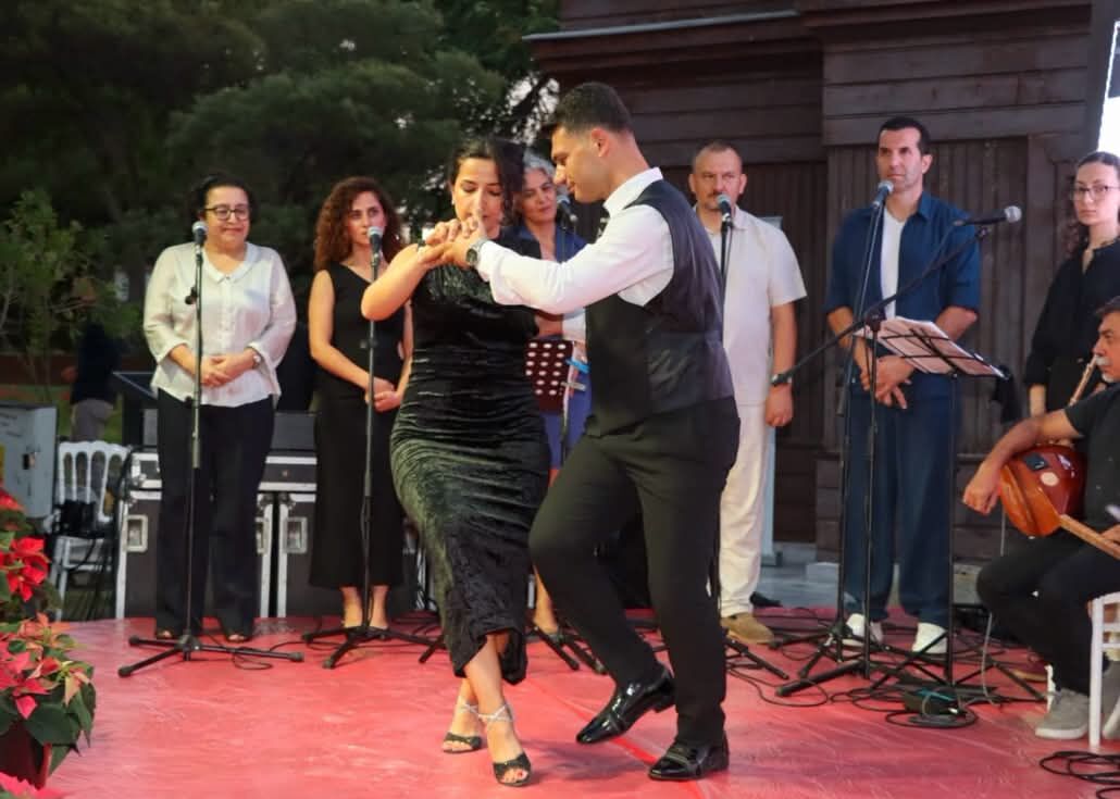 Yalovada Ataturkun Sevdigi Turkuler Ve Vals Gosterisi