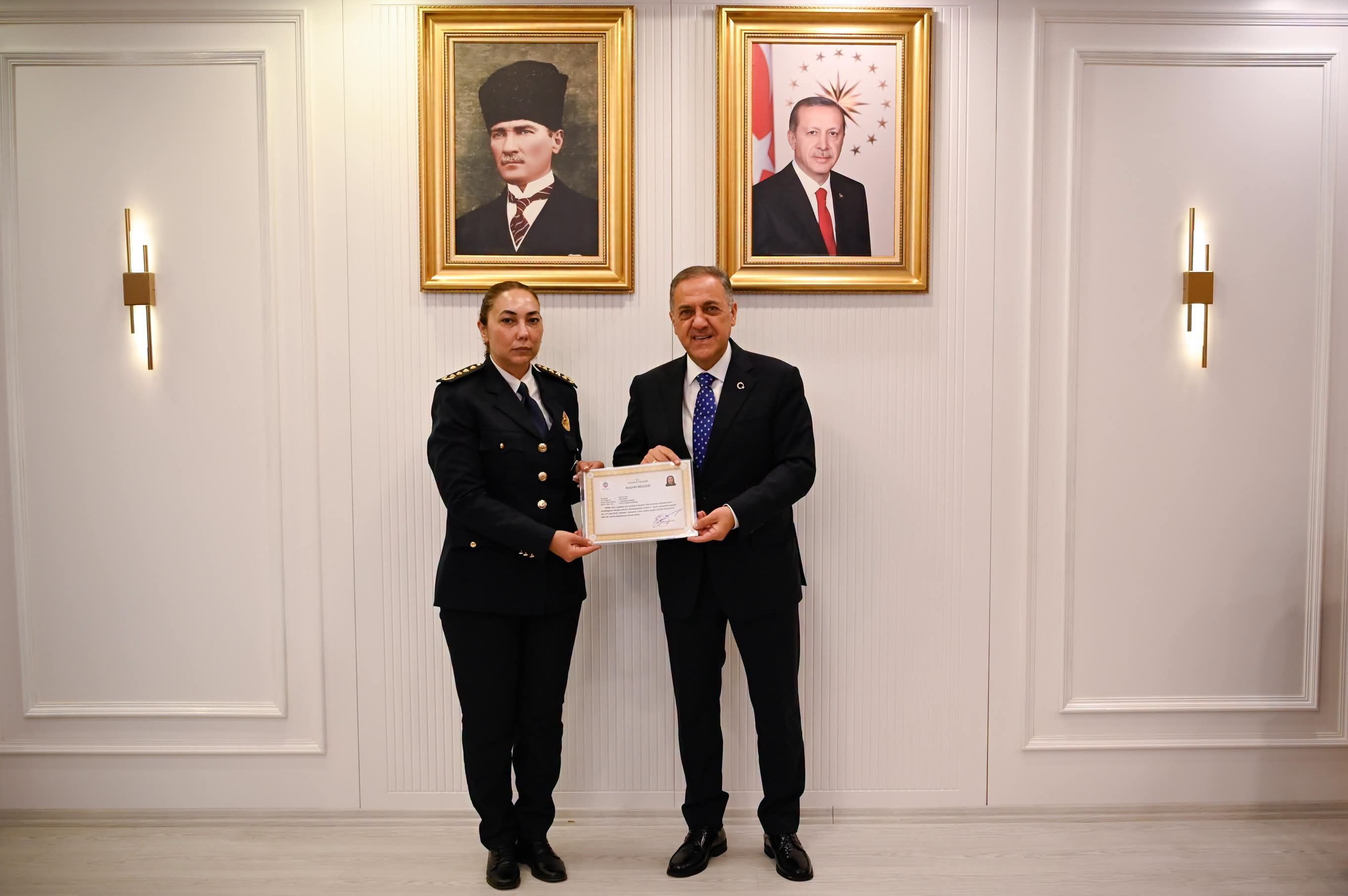 Yalova Valiligi Emniyet Mudurleri Basari Belgesi Takdimi
