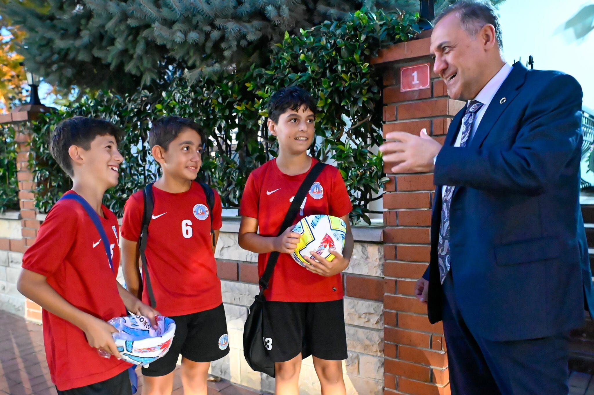 Yalova Valisi U13 Oyuncularina Top Hediye Etti