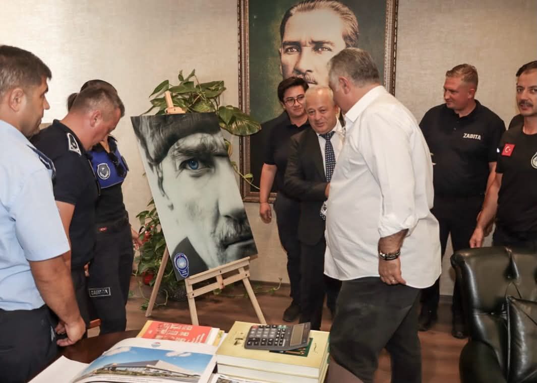 Zabita Muduru Muhammet Ozturk Ataturk Portresi Hediyesi